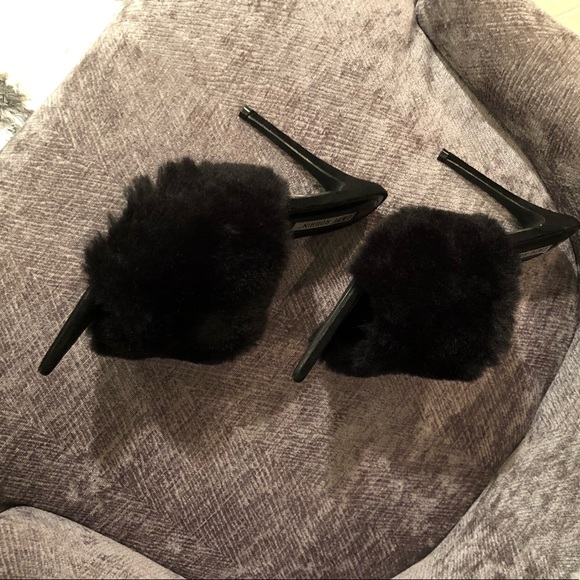 ❤️ 👠 SOLD!! Faux Fur mule heel 😍🥰😘 - Picture 2 of 8